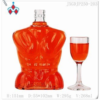 Prázdna jedinečne tvarovaná sklenená fľaša